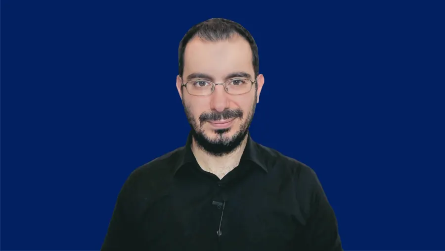 Ritratto su fondo blu