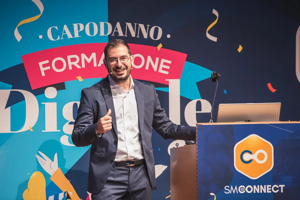 Giorgio Taverniti sorride dal palco di Search Marketing Connect, con il pollice in su