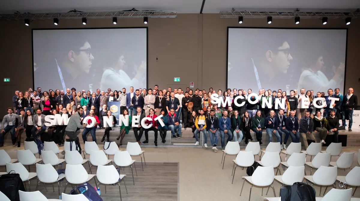 La community al Search Marketing Connect, davanti alle lettere dell’evento.